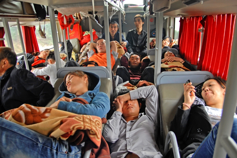 2011年,往返于襄阳和深圳之间的卧铺长途客车,单程要花费30多个小时,票价350元。这样的车,正常能拉57 人,但客车司机往往会在中间的过道加上小木板,方便一次多拉一些人。回家的票难买,睡在过道的人票价一分不少,车开5个小时后,会到服务区统一上厕所。