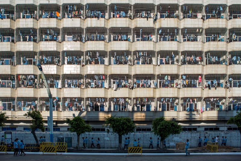 2017 年6月6日,广东东莞,某电子厂集体宿舍的阳台上,挂着密密麻麻的衣物。